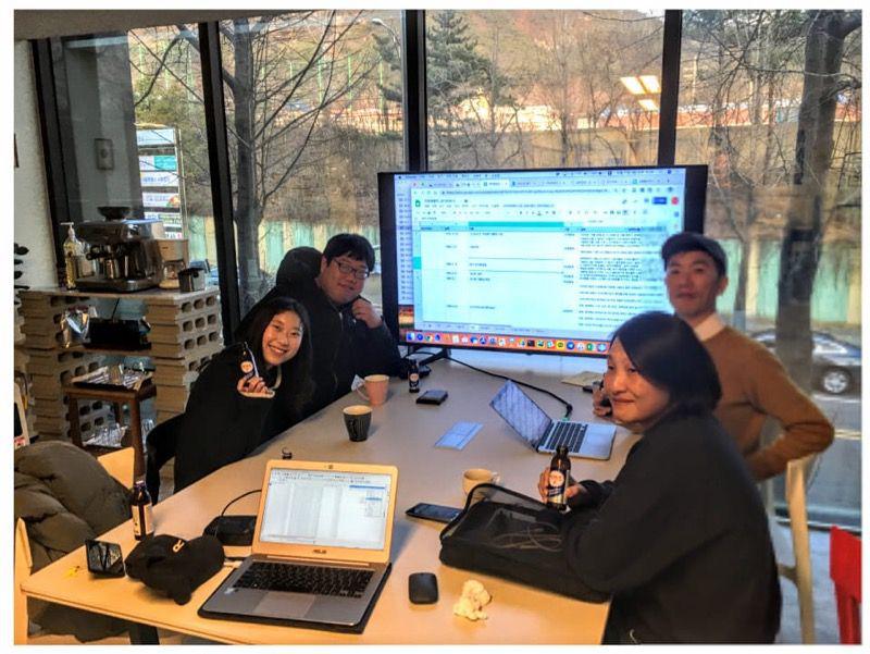 97년 IMF 외환위기를 주제로 디지털 아카이브가 오는 8월 공개된다. 김조은(27) ‘투명사회를 위한 정보공개센터’ 활동가(왼쪽 아래) 등이 아카이브 작업 중이다.